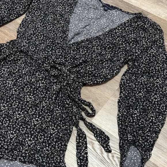 American Eagle Outfitters Black and White Floral Romper - Picture 3 of 4